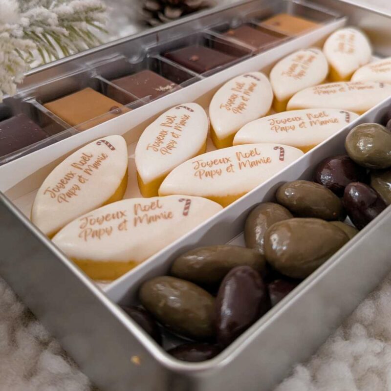 Ce coffret en métal, rempli de calissons personnalisés et de chocolats, est l’idée de cadeau idéale pour Noël. Une attention gourmande et personnalisée qui fera plaisir aux amateurs de saveurs authentiques.