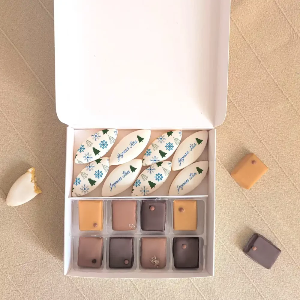 Coffret gourmand de Noël avec calissons “Joyeuses Fêtes” et assortiment de chocolats.