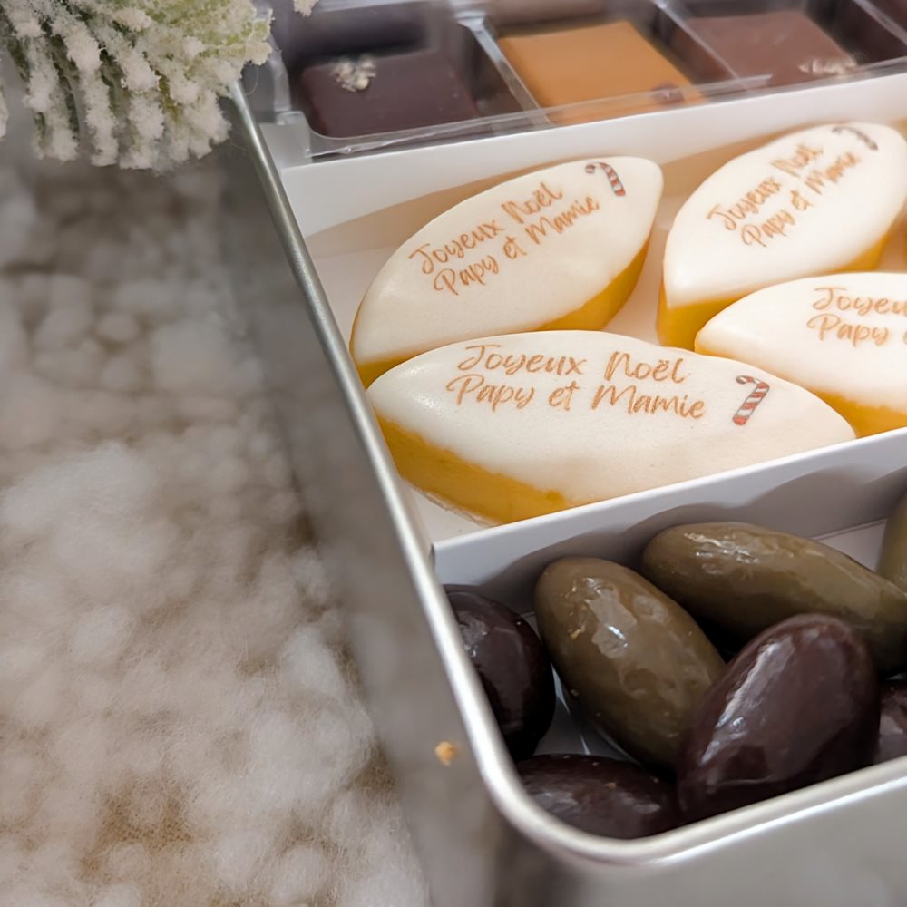 Coffret de Noël en métal avec calissons et chocolats personnalisés