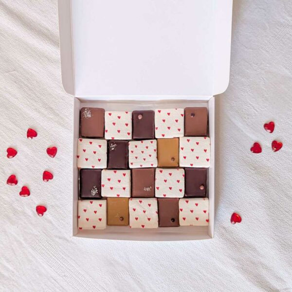 Coffret de guimauves en forme de cœur et chocolats pour la Saint-Valentin