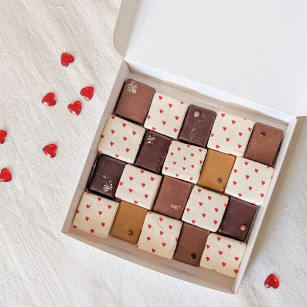 Coffret gourmand de chocolats et guimauves pour dire "Je t’aime"