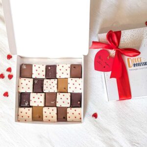 Coffret de Saint-Valentin en forme de cœur avec chocolats et guimauves