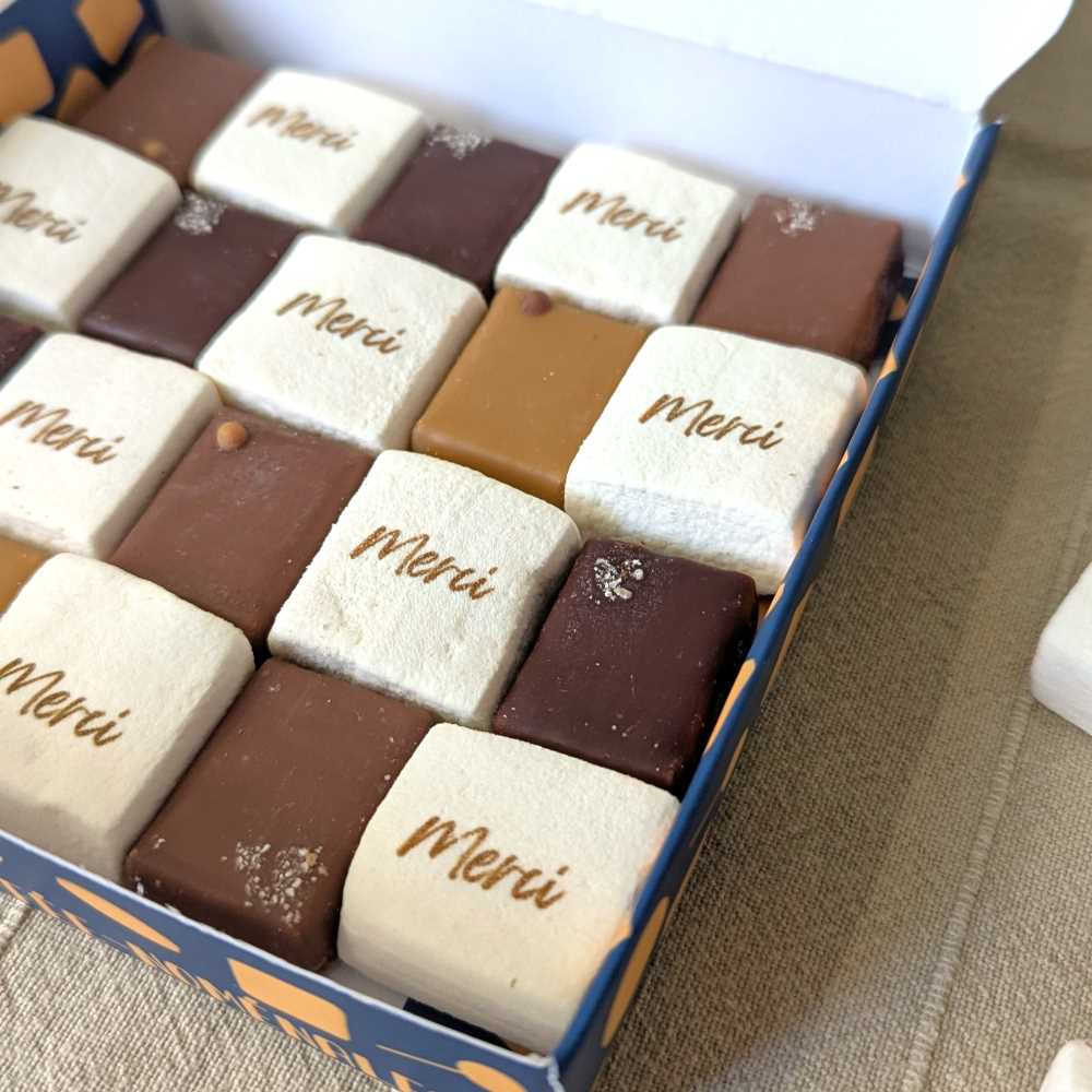 un coffret de chamallow personnalisés et chocolats pour dire merci et offrir