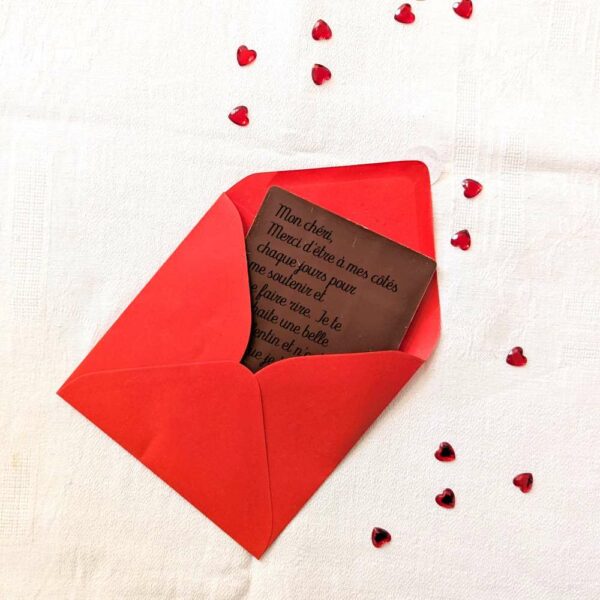 Chocolat blanc personnalisé avec une lettre d’amour et une enveloppe rouge