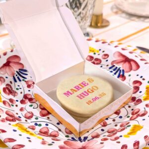 Coffret de 3 biscuits personnalisés mariage Rétro Pop, avec prénoms et motifs colorés.