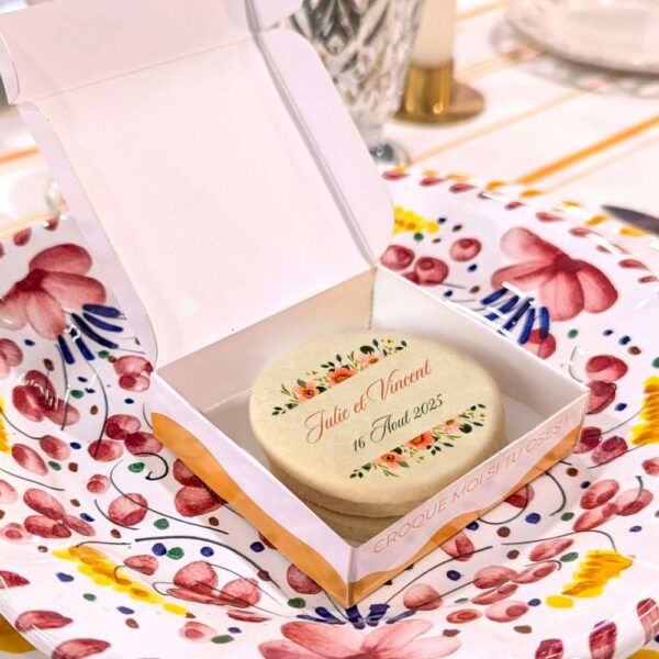 Coffret de 3 biscuits personnalisés mariage Floral, avec prénoms et motifs fleuris.