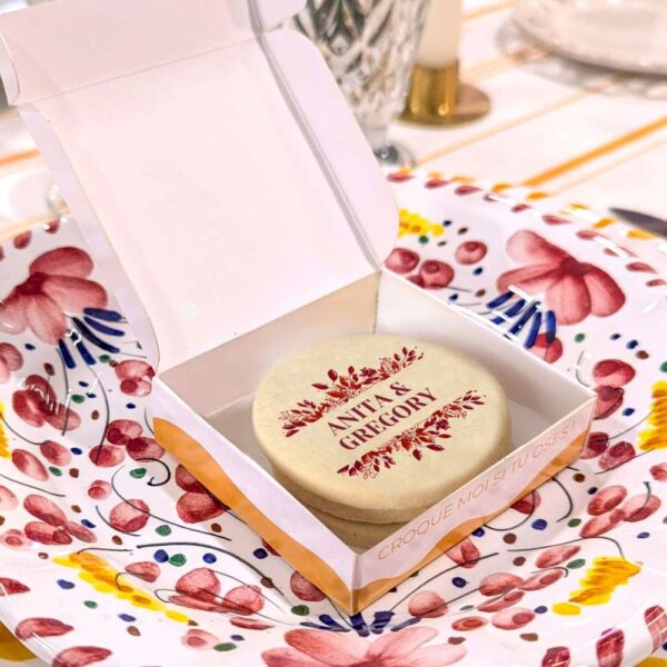 Coffret de 3 biscuits personnalisés mariage Rouge Bohème, avec prénoms et motifs feuillage rouge et orange.