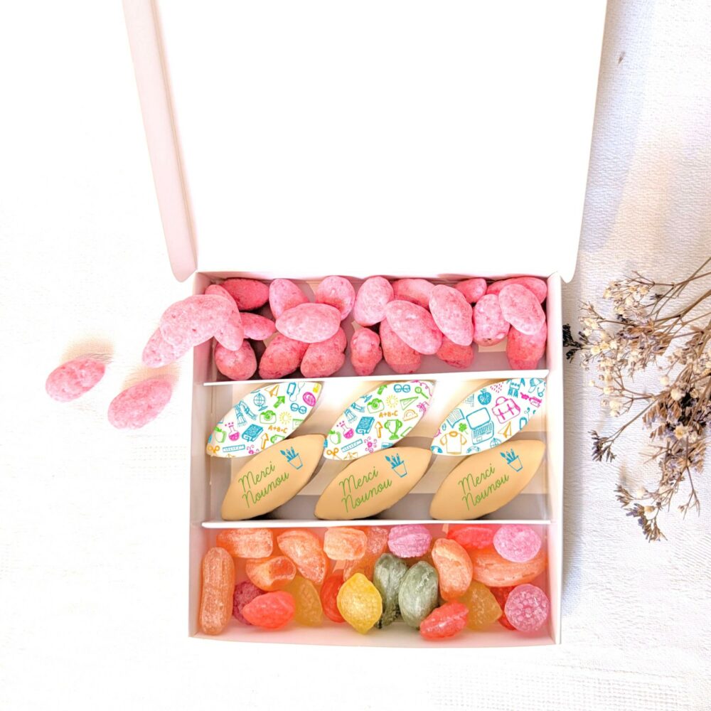 Coffret merci maîtresse avec calissons personnalisés, bonbons anciens et pralines roses
