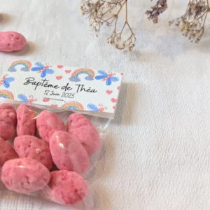 pralines roses dans sachet cadeau baptême personnalisé