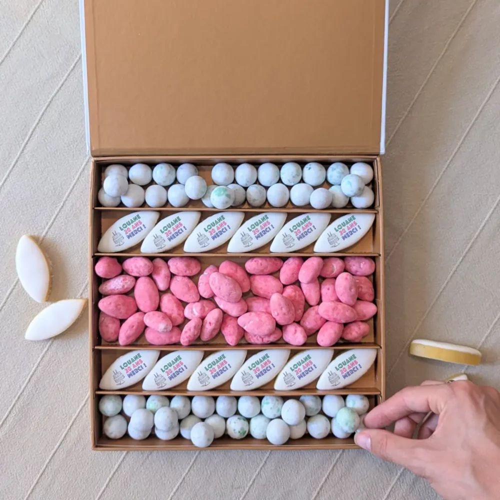 Coffret cadeau anniversaire pour maman avec biscuits personnalisés et chocolats fins