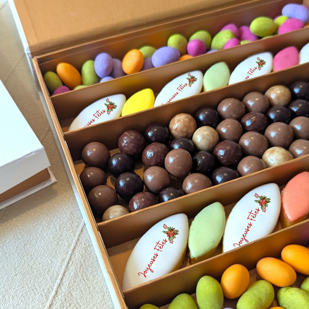 coffret gourmand noël le coloré calissons personnalisés croustillants chocolat boîte blanche bronze
