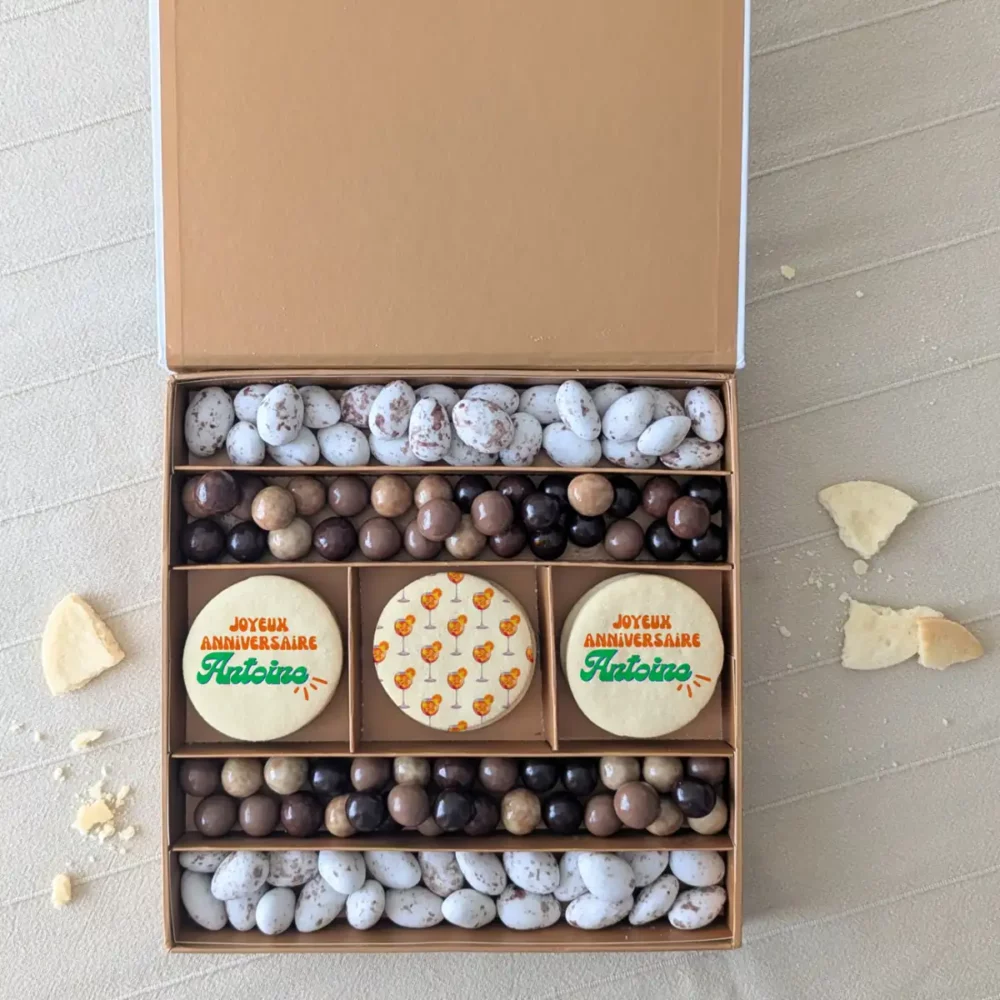 Coffret gourmand anniversaire avec biscuits personnalisés et friandises chocolatées