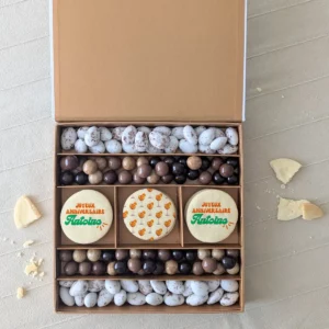 Coffret gourmand anniversaire avec biscuits personnalisés et friandises chocolatées