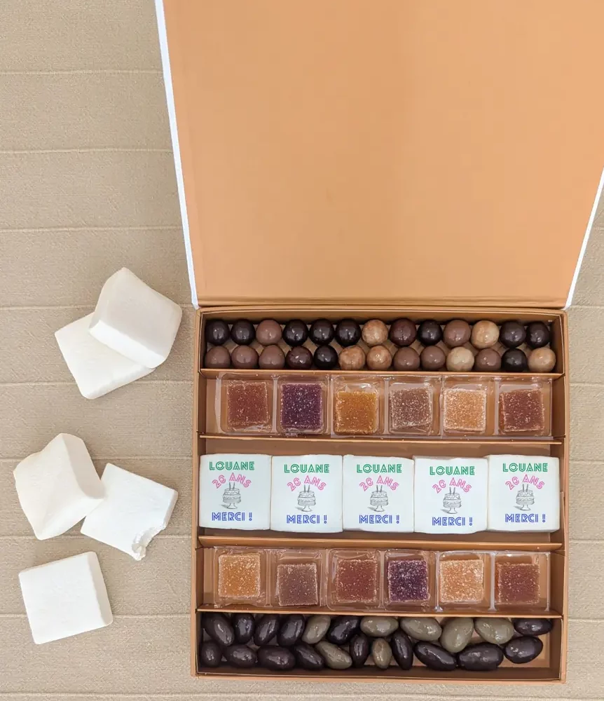 Coffret cadeau anniversaire avec guimauves personnalisées, pâtes de fruits artisanales et chocolats