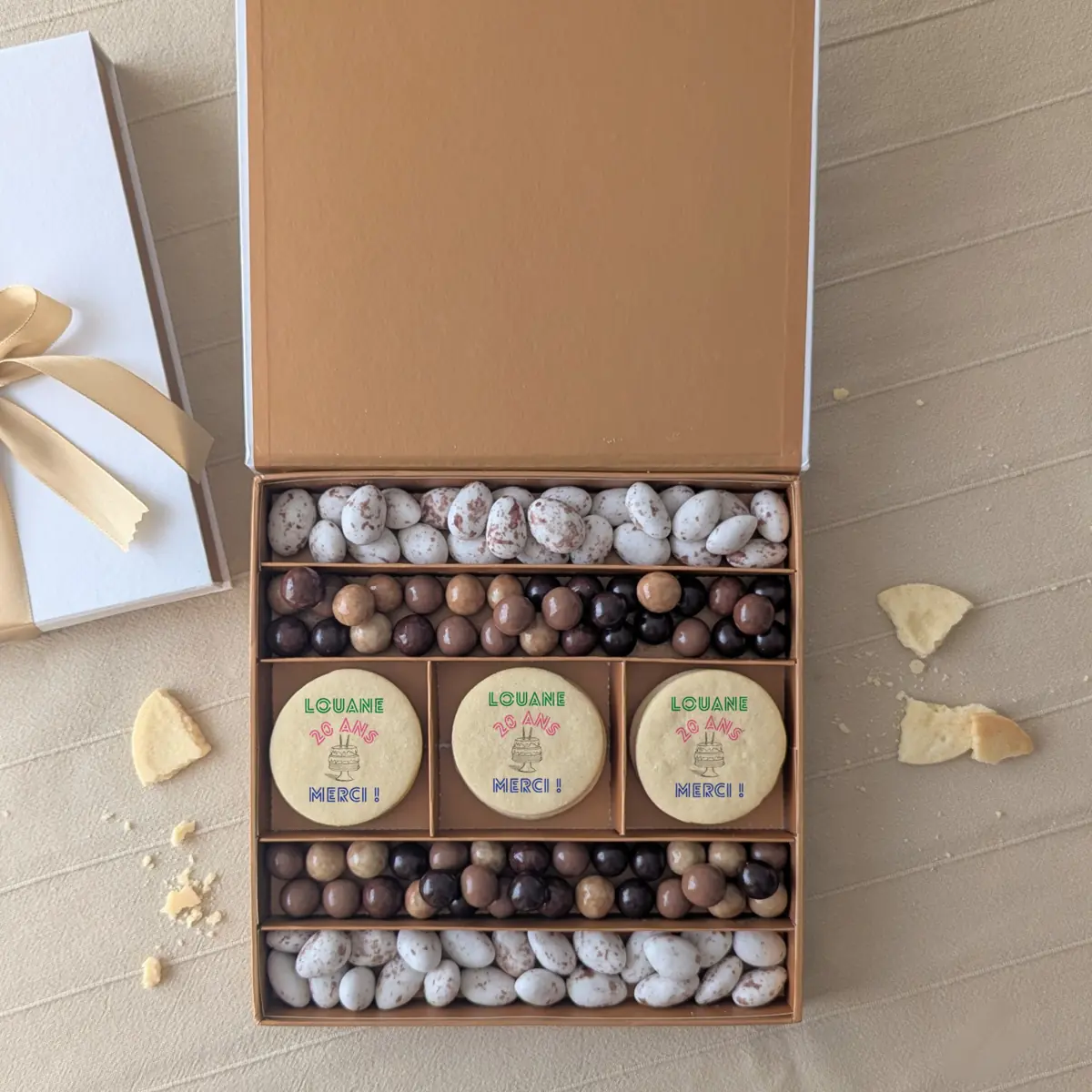 Coffret gourmand anniversaire avec biscuits et chocolats personnalisés