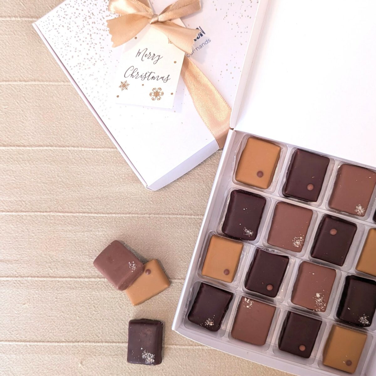 coffret gourmand chocolat noël valrhona boîte blanche et dorée ruban doré