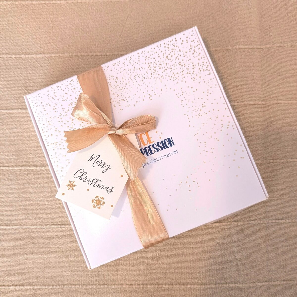 coffret chocolat noël ruban doré étiquette merry christmas personnalisable