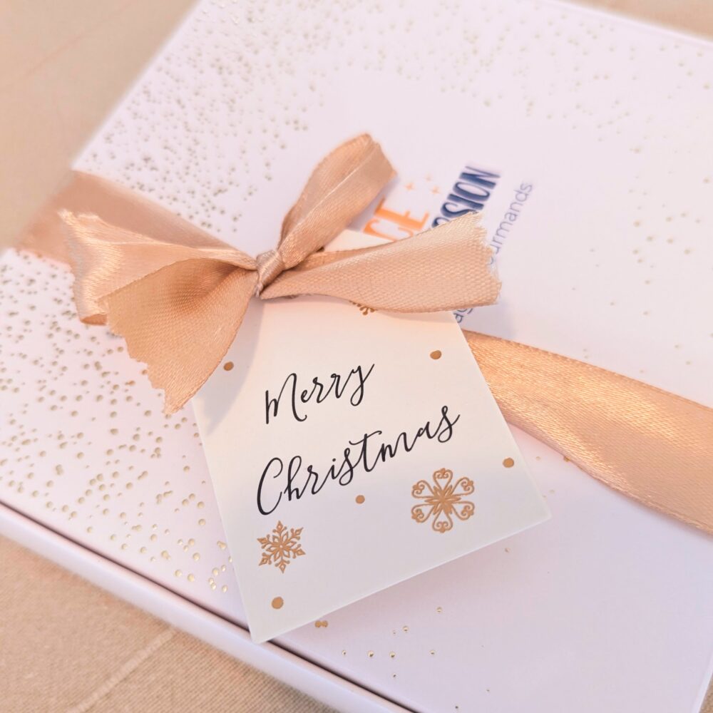 coffret cadeau gourmand noël chocolats valrhona décor festif
