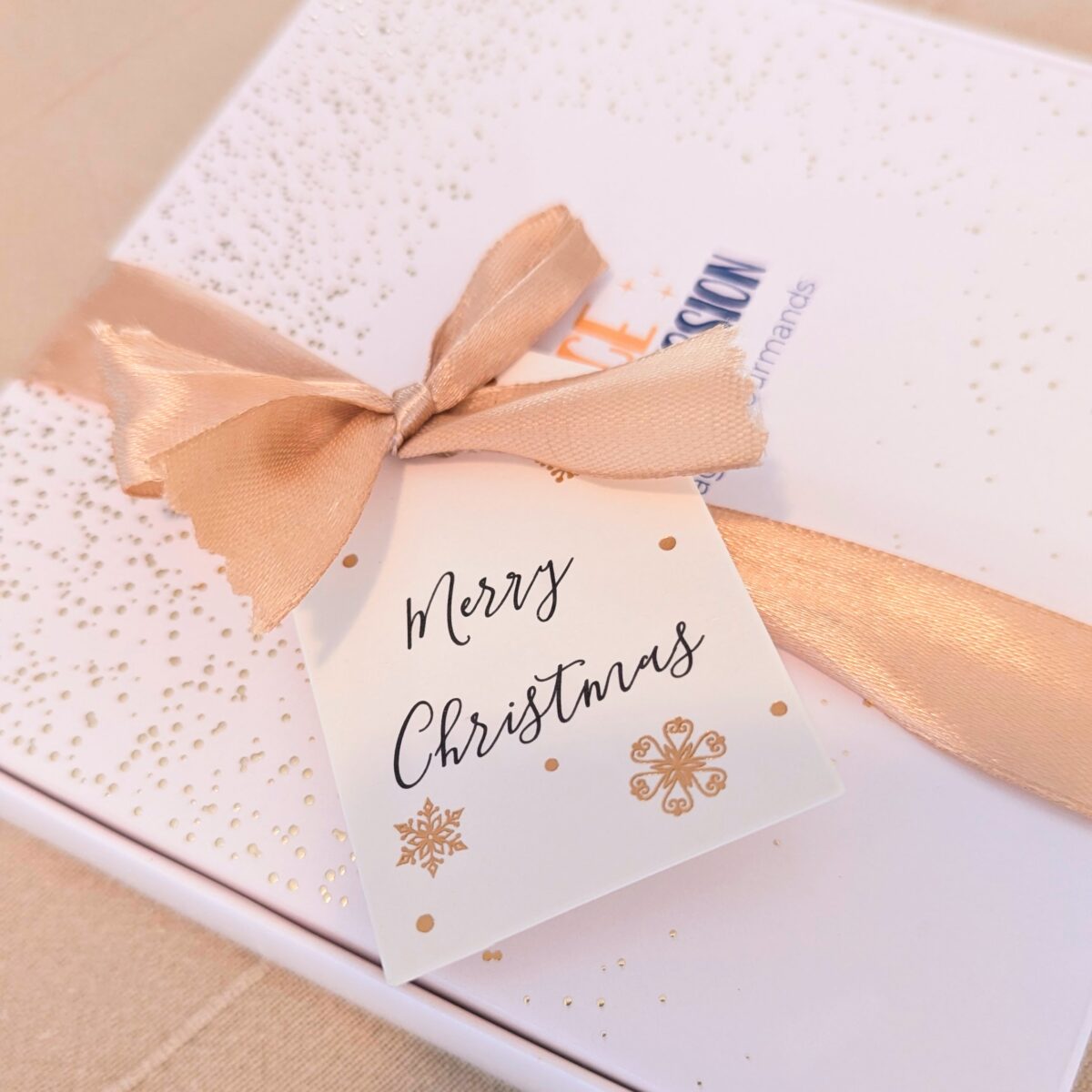 coffret cadeau gourmand noël chocolats valrhona décor festif