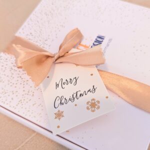 coffret cadeau gourmand noël chocolats valrhona décor festif