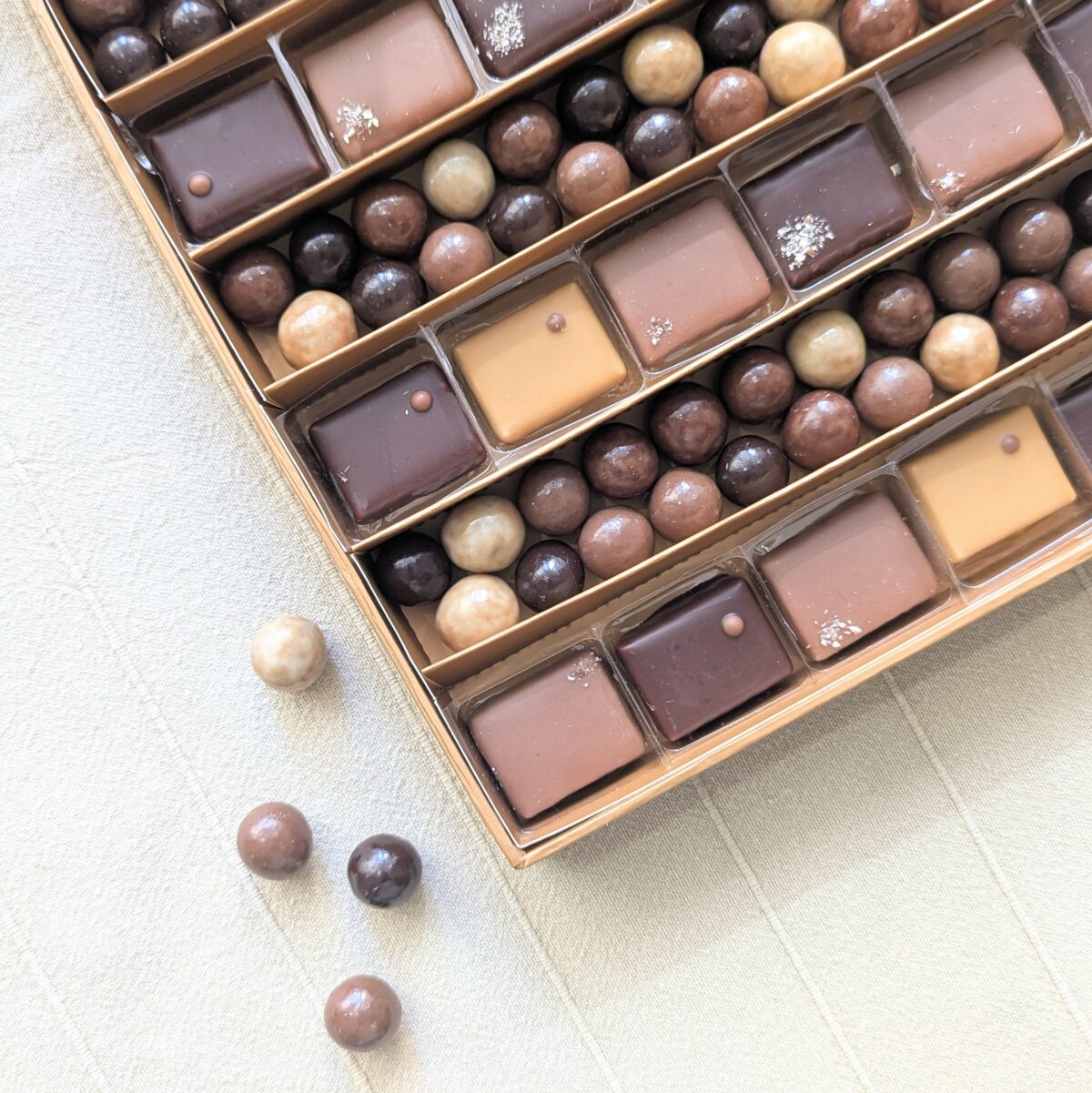 coffret gourmand premium noël valrhona boîte cuivrée aimantée ruban doré