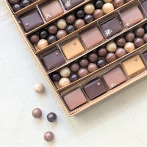 coffret gourmand premium noël valrhona boîte cuivrée aimantée ruban doré