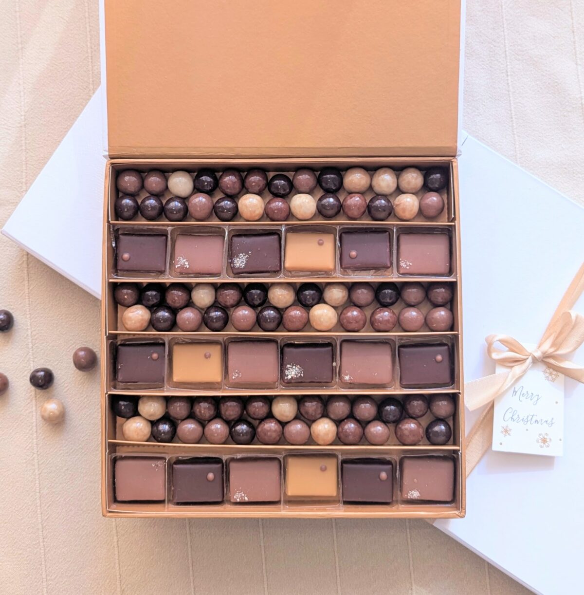 coffret chocolat noël ruban doré étiquette merry christmas personnalisable