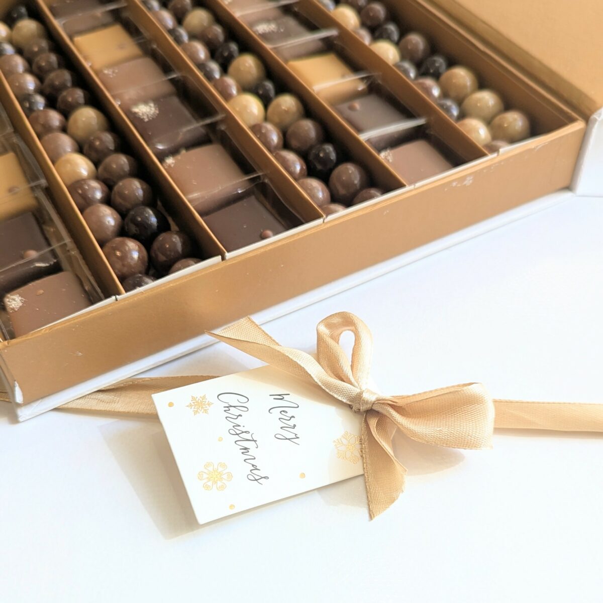 coffret cadeau gourmand premium noël chocolats valrhona décor festif