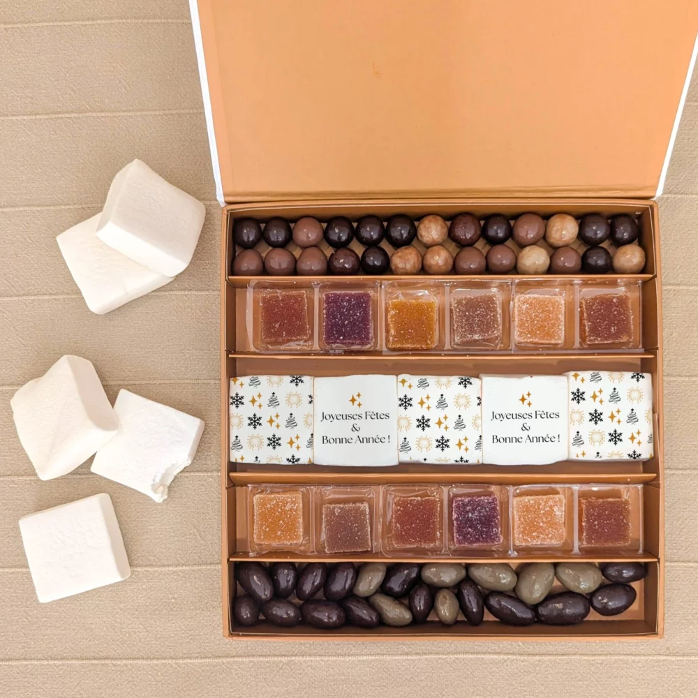 coffret gourmand noël le chaleureux guimauves pâtes de fruits boîte blanche aimantée bronze